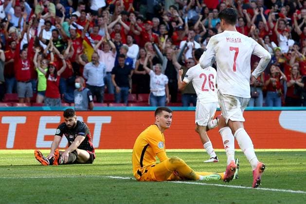 PXL_Croatia v Spain - UEFA EURO, EM, Europameisterschaft,Fussball 2020: Round of 16 COPENHAGEN, DENMARK - JUNE 28: Josko Gvardiol of Croatia and Dominik Livakovic of Croatia during the UEFA Euro 2020 Championship Round of 16 match between Croatia and Spain at Parken Stadium on June 28, 2021 in Copenhagen, Denmark. GoranxStanzl PIXSELL
