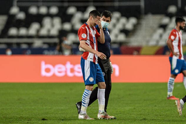 Uruguai x Paraguai RIO DE JANEIRO, RJ - 28.06.2021: URUGUAI X PARAGUAI - Almiron is substituted during Uruguail x Paraguay, a match valid for the Copa America 2021, held at the Nilton Santos Stadium, located in the city of Rio de Janeiro, RJ, this Monday (28). (Photo: Nayra Halm Fotoarena) x2085742x  NayraxHalm