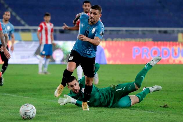 Uruguay s Giorgian de Arrascaeta (up) in action against Paraguay s goalkeeper Antony Silva, during a match for Group A of the Copa America at the Nilton Santos Olympic Stadium in Rio de Janeiro, Brazil, 28 June 2021. Uruguay - Paraguay !ACHTUNG: NUR REDAKTIONELLE NUTZUNG!  Copyright: xANTONIOxLACERDAx AMDEP5759 20210629-26921ed6a45cf8563da6a5d1f8f28cc7eafd6ab5