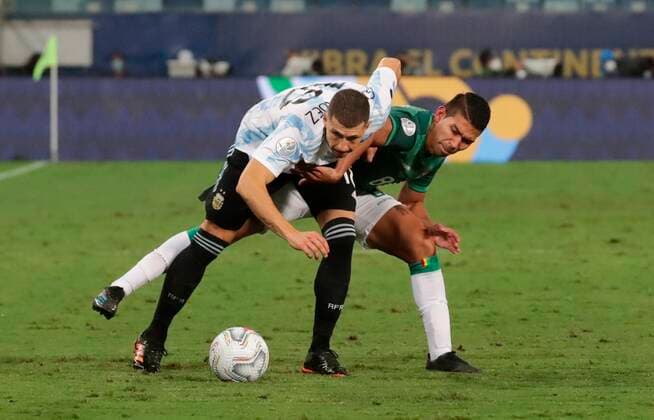 Argentina s Guido Rodriguez in action against Bolivia s Diego Bejarano during the Copa America group A soccer match between Bolivia and Argentina at Arena Pantanal stadium in Cuiaba, Brazil, 28 June 2021. Bolivia vs. Argentina !ACHTUNG: NUR REDAKTIONELLE NUTZUNG!  Copyright: xRaulxMartinezx AME9000 20210629-7bbad6dbbf127fb50d31622d178dffa17c49509c