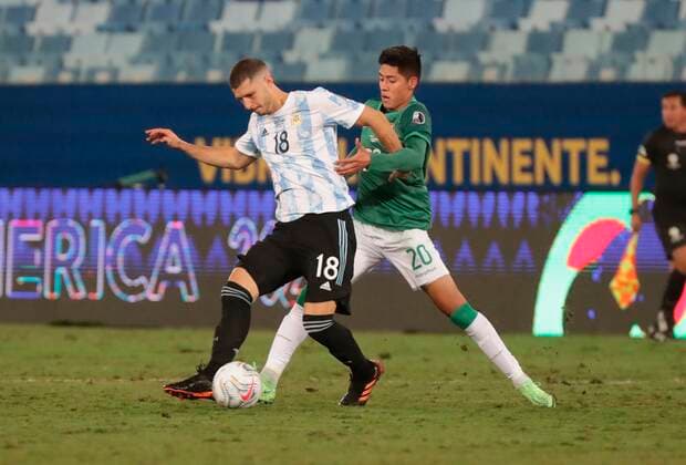 Argentina s Guido Rodriguez in action against Bolivia s Ramiro Vaca during the Copa America group A soccer match between Bolivia and Argentina at Arena Pantanal stadium in Cuiaba, Brazil, 28 June 2021. Bolivia vs. Argentina !ACHTUNG: NUR REDAKTIONELLE NUTZUNG!  Copyright: xRaulxMartinezx AME9009 20210629-b3f8fb23a0569fc4c8ab754d732d2c3a50b75518