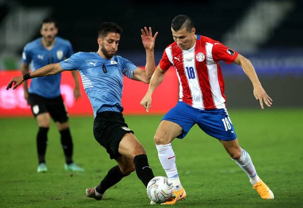 RIO DE JANEIRO, BRAZIL - JUNE 28: Braian Samudio of Paraguay competes for the ball with Rodrigo Bentancur of Uruguay ,during the match between Uruguay and Paraguay as part of Conmebol Copa America Brazil 2021 at Estadio Olimpico Nilton Santos on June 28, 2021 in Rio de Janeiro, Brazil. SPO, SOC, ICH 