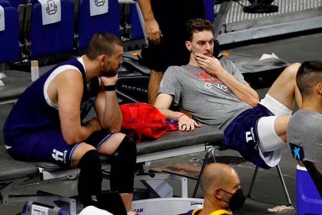 Los Angeles Lakers player Marc Gasol (L) and his brother Pau, from Barcelona FC, rest during the training session held by the Spanish National Basketball team in Madrid, Spain, 29 June 2021. Spain is preparing for a friendly match against Iran next 03 July 2021 before Tokyo 2020 Olympic Games, Olympische Spiele, Olympia, OS Spanish national basketball team training session !ACHTUNG: NUR REDAKTIONELLE NUTZUNG!  Copyright: xChemaxMoyax GRAF822 20210629-a5d0ce5e5686db0934bf550170a3949bdf1eb51f