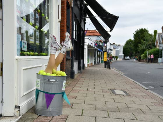 Sport Bilder des Tages Tennis - 2021 All-England Championships - Week One - Wimbledon An estate agents display in the village. COLORSPORT ASHLEY WESTERN 
