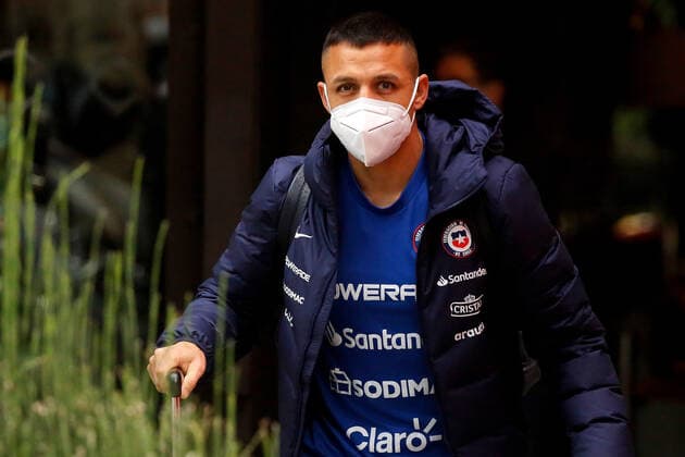 Futbol, salida de jugadores de la seleccion chilena del hotel Hyatt El jugador de la seleccion chilena Alexis Sanchez es fotografiado a su salida del Hotel Hyatt Centric de Santiago rumbo a Brasil para disputar los cuartos de final de la Copa America 2021. 30 06 2021 Jonnathan Oyarzun Photosport Football, Chilean national team, Nationalteam players departure of Hotel Hyatt Chile s player Alexis Sanchez is pictured as he departure at the Hotel Hyatt Centric of Santiago heading to Brazil to play the quarter finals of Copa America 2021. 06 30 2021 Jonnathan Oyarzun Photosport Salida del Hotel Hyatt de la Seleccion chilena de futbol 30 06 2021