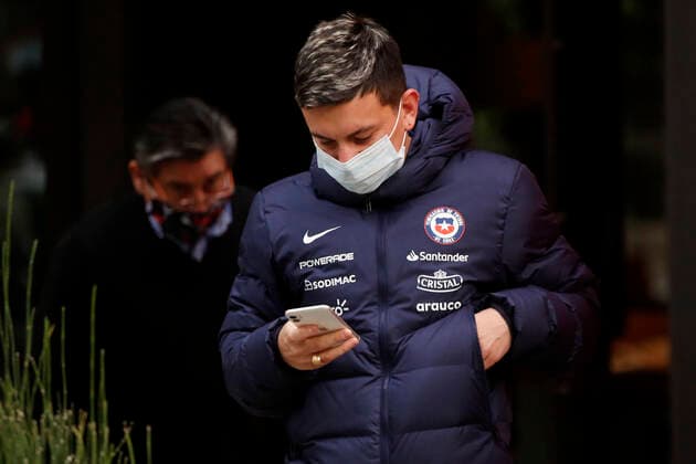 Futbol, salida de jugadores de la seleccion chilena del hotel Hyatt El jugador de la seleccion chilena Pablo Aranguiz es fotografiado a su salida del Hotel Hyatt Centric de Santiago rumbo a Brasil para disputar los cuartos de final de la Copa America 2021. 30 06 2021 Jonnathan Oyarzun Photosport Football, Chilean national team, Nationalteam players departure of Hotel Hyatt Chile s player Pablo Aranguiz is pictured as he departure at the Hotel Hyatt Centric of Santiago heading to Brazil to play the quarter finals of Copa America 2021. 06 30 2021 Jonnathan Oyarzun Photosport Salida del Hotel Hyatt de la Seleccion chilena de futbol 30 06 2021