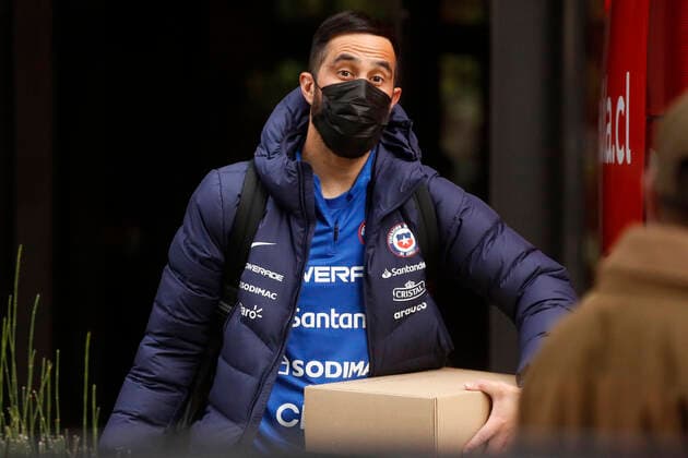 Futbol, salida de jugadores de la seleccion chilena del hotel Hyatt El jugador de la seleccion chilena Claudio Bravo es fotografiado a su salida del Hotel Hyatt Centric de Santiago rumbo a Brasil para disputar los cuartos de final de la Copa America 2021. 30 06 2021 Jonnathan Oyarzun Photosport Football, Chilean national team, Nationalteam players departure of Hotel Hyatt Chile s player Claudio Bravo is pictured as he departure at the Hotel Hyatt Centric of Santiago heading to Brazil to play the quarter finals of Copa America 2021. 06 30 2021 Jonnathan Oyarzun Photosport Salida del Hotel Hyatt de la Seleccion chilena de futbol 30 06 2021