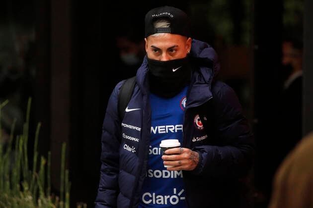 Futbol, salida de jugadores de la seleccion chilena del hotel Hyatt El jugador de la seleccion chilena Eduardo Vargas es fotografiado a su salida del Hotel Hyatt Centric de Santiago rumbo a Brasil para disputar los cuartos de final de la Copa America 2021. 30 06 2021 Jonnathan Oyarzun Photosport Football, Chilean national team, Nationalteam players departure of Hotel Hyatt Chile s player Eduardo Vargas is pictured as he departure at the Hotel Hyatt Centric of Santiago heading to Brazil to play the quarter finals of Copa America 2021. 06 30 2021 Jonnathan Oyarzun Photosport Salida del Hotel Hyatt de la Seleccion chilena de futbol 30 06 2021