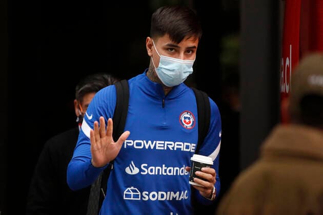 Futbol, salida de jugadores de la seleccion chilena del hotel Hyatt El jugador de la seleccion chilena Erick Pulgar es fotografiado a su salida del Hotel Hyatt Centric de Santiago rumbo a Brasil para disputar los cuartos de final de la Copa America 2021. 30 06 2021 Jonnathan Oyarzun Photosport Football, Chilean national team, Nationalteam players departure of Hotel Hyatt Chile s player Erick Pulgar is pictured as he departure at the Hotel Hyatt Centric of Santiago heading to Brazil to play the quarter finals of Copa America 2021. 06 30 2021 Jonnathan Oyarzun Photosport Salida del Hotel Hyatt de la Seleccion chilena de futbol 30 06 2021