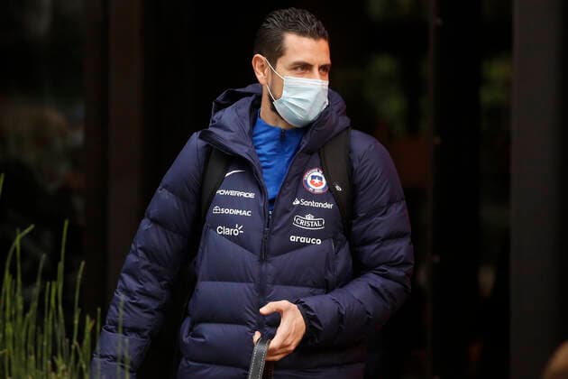 Futbol, salida de jugadores de la seleccion chilena del hotel Hyatt El jugador de la seleccion chilena Gabriel Arias es fotografiado a su salida del Hotel Hyatt Centric de Santiago rumbo a Brasil para disputar los cuartos de final de la Copa America 2021. 30 06 2021 Jonnathan Oyarzun Photosport Football, Chilean national team, Nationalteam players departure of Hotel Hyatt Chile s player Gabriel Arias is pictured as he departure at the Hotel Hyatt Centric of Santiago heading to Brazil to play the quarter finals of Copa America 2021. 06 30 2021 Jonnathan Oyarzun Photosport Salida del Hotel Hyatt de la Seleccion chilena de futbol 30 06 2021