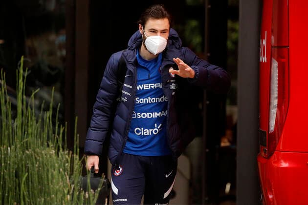 Futbol, salida de jugadores de la seleccion chilena del hotel Hyatt El jugador de la seleccion chilena Ben Brereton es fotografiado a su salida del Hotel Hyatt Centric de Santiago rumbo a Brasil para disputar los cuartos de final de la Copa America 2021. 30 06 2021 Jonnathan Oyarzun Photosport Football, Chilean national team, Nationalteam players departure of Hotel Hyatt Chile s player Ben Brereton is pictured as he departure at the Hotel Hyatt Centric of Santiago heading to Brazil to play the quarter finals of Copa America 2021. 06 30 2021 Jonnathan Oyarzun Photosport Salida del Hotel Hyatt de la Seleccion chilena de futbol 30 06 2021