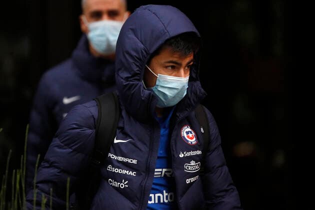 Futbol, salida de jugadores de la seleccion chilena del hotel Hyatt El jugador de la seleccion chilena Tomas Alarcon es fotografiado a su salida del Hotel Hyatt Centric de Santiago rumbo a Brasil para disputar los cuartos de final de la Copa America 2021. 30 06 2021 Jonnathan Oyarzun Photosport Football, Chilean national team, Nationalteam players departure of Hotel Hyatt Chile s player Tomas Alarcon is pictured as he departure at the Hotel Hyatt Centric of Santiago heading to Brazil to play the quarter finals of Copa America 2021. 06 30 2021 Jonnathan Oyarzun Photosport Salida del Hotel Hyatt de la Seleccion chilena de futbol 30 06 2021
