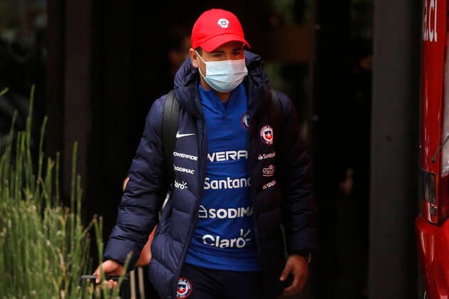 Futbol, salida de jugadores de la seleccion chilena del hotel Hyatt El jugador de la seleccion chilena Jean Meneses es fotografiado a su salida del Hotel Hyatt Centric de Santiago rumbo a Brasil para disputar los cuartos de final de la Copa America 2021. 30 06 2021 Jonnathan Oyarzun Photosport Football, Chilean national team, Nationalteam players departure of Hotel Hyatt Chile s player Jean Meneses is pictured as he departure at the Hotel Hyatt Centric of Santiago heading to Brazil to play the quarter finals of Copa America 2021. 06 30 2021 Jonnathan Oyarzun Photosport Salida del Hotel Hyatt de la Seleccion chilena de futbol 30 06 2021