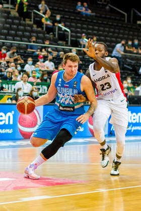 KOWNO, ZALGIRIO ARENA 30.06.2021 KWALIFIKACJE OLIMPIJSKIE TOKYO 2020 FIBA OLYMPIC QUALIFYING TOURNAMENT 2020 ANGOLA - SLOWENIA ANGOLA - SLOVENIA NZ LUKA DONCIC (77), MALICK CISSE (23) Pawel Pietranik NEWSPIX.pl --- Newspix.pl  PIETRANIK300621_011