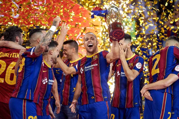 Bilder des Jahres 2021, Sport 06 Juni June 30, 2021, Barcelona, Spain: Ferrao of FC Barcelona, Barca rise the league trophy after the penalty shootout during the LNFS final match between FC Barcelona and Levante UD FS at Palau Blaugrana in Barcelona, Spain. Barcelona Spain - ZUMAd159 20210630_zia_d159_125 Copyright: xGerardxFrancox