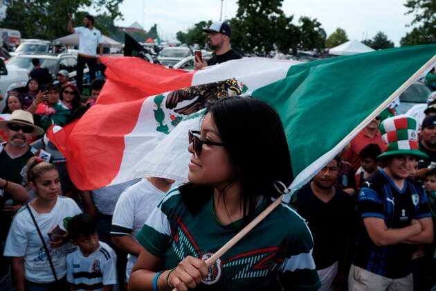 Fans celebrate outside of the stadium before the International Friendly, Länderspiel, Nationalmannschaft soccer match between Mexico and Panama held today June, 30th at Nissan Stadium in Nashville, Tennessee, USA, 30 jUNE 2021. Mexico vs Panama !ACHTUNG: NUR REDAKTIONELLE NUTZUNG!  Copyright: xRickxMusacchiox AME9438 20210701-b239fd16a73b65cb7ad0a6e5253b1478b4f2d5ea