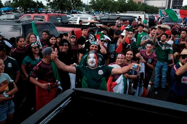 Fans celebrate outside of the stadium before the International Friendly, Länderspiel, Nationalmannschaft soccer match between Mexico and Panama held today June, 30th at Nissan Stadium in Nashville, Tennessee, USA, 30 June 2021. Mexico vs Panama !ACHTUNG: NUR REDAKTIONELLE NUTZUNG!  Copyright: xRickxMusacchiox AME9437 20210701-fcb9d75dac9c1c8090f42b01849dbe2e947b2ecc