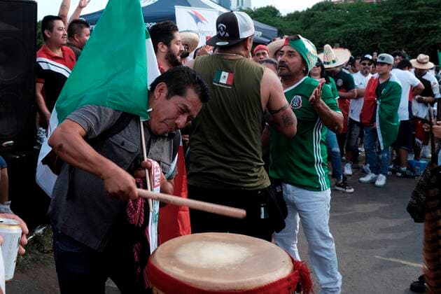 Fans celebrate outside of the stadium before the International Friendly, Länderspiel, Nationalmannschaft soccer match between Mexico and Panama held today June, 30th at Nissan Stadium in Nashville, Tennessee, USA, 30 June 2021. Mexico vs Panama !ACHTUNG: NUR REDAKTIONELLE NUTZUNG!  Copyright: xRickxMusacchiox AME9442 20210701-d27683f9a74fde54ea6a8315913368a3b07dc155