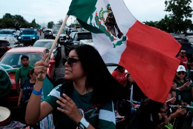 Fans celebrate outside of the stadium before the International Friendly, Länderspiel, Nationalmannschaft soccer match between Mexico and Panama held today June, 30th at Nissan Stadium in Nashville, Tennessee, USA, 30 jUNE 2021. Mexico vs Panama !ACHTUNG: NUR REDAKTIONELLE NUTZUNG!  Copyright: xRickxMusacchiox AME9436 20210701-50f7aa49cf05226dd49b7b653fec6489d235a58d
