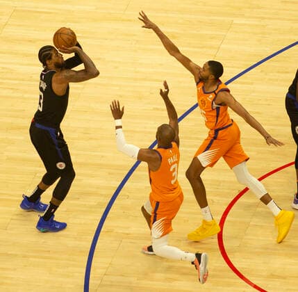 June 30, 2021, LOS ANGELES, CALIFORNIA, UNITED STATES OF AMERICA: The Los Angeles Clippers during the Western Conference Finals, Game 6 of the 2021 NBA, Basketball Herren, USA Playoffs against the Phoenix Suns on Wednesday June 30, 2021, at the Staples Center in Los Angeles, California. PHILLIP KIM PI..Paul George shoots a 3 point shot as he is guarded by the Phoenix Suns. LOS ANGELES UNITED STATES OF AMERICA - ZUMAa60_ 20210630_zaf_a60_001 Copyright: xPhillipxKim Pix
