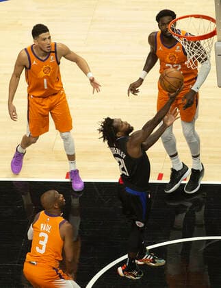 June 30, 2021, LOS ANGELES, CALIFORNIA, UNITED STATES OF AMERICA: The Los Angeles Clippers during the Western Conference Finals, Game 6 of the 2021 NBA, Basketball Herren, USA Playoffs against the Phoenix Suns on Wednesday June 30, 2021, at the Staples Center in Los Angeles, California. PHILLIP KIM PI..Patrick Beverley of the Los Angeles Clippers goes for a layup in the 1st quarter against the Phoenix Suns. LOS ANGELES UNITED STATES OF AMERICA - ZUMAa60_ 20210630_zaf_a60_002 Copyright: xPhillipxKim Pix