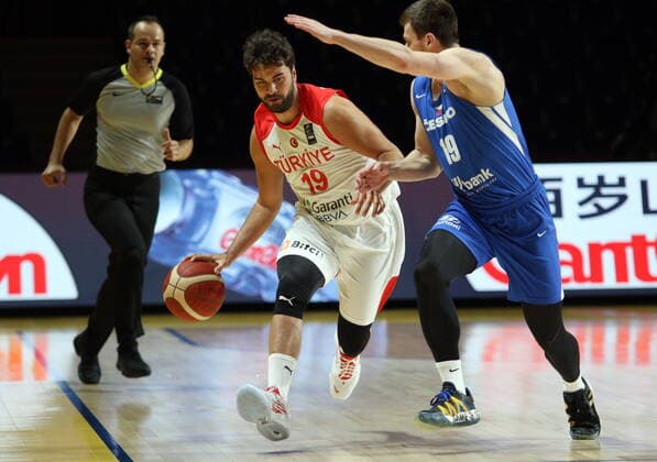 June 30, 2021, Victoria, BC, Canada: Turkey s Bugrahan Tuncer takes the ball down court as the Czech Republic s Ondrej Sehnal defends during the first half of FIBA Men s Olympic Qualifying basketball action at Memorial Arena in Victoria, B.C., on Wednesday, June 30, 2021. Bugrahan Tuncer,Ondrej Sehnal  - ZUMAc35_ 20210630_zaf_c35_076 Copyright: xChadxHipolitox