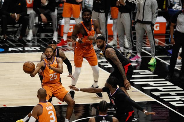 LOS ANGELES, CA - JUNE 30: duPhoenix Suns forward Mikal Bridges (25) passes duringgame 6 of the NBA, Basketball Herren, USA Western Conference Final between the Phoenix Suns and the Los Angeles Clippers on June 30, 2021, at Staples Center in Los Angeles, CA. (Photo by Jevone Moore Icon Sportswire) NBA: JUN 30 Western Conference Final - Suns at Clippers Icon210630061