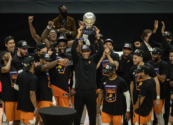 June 30, 2021, Los Angeles, California, USA: Head Coach Monty Williams of the Phoenix Suns holds the Western Conference Finals Trophy after winning Game 6 of the Western Conference Finals of the 2021 NBA, Basketball Herren, USA Playoffs against Los Angeles Clippers on Wednesday June 30, 2021 at Staples Center in Los Angeles, California. Clippers lose to Suns, 103-130. JAVIER ROJASPI Los Angeles USA - ZUMAp124 20210630_zaa_p124_023 Copyright: xx