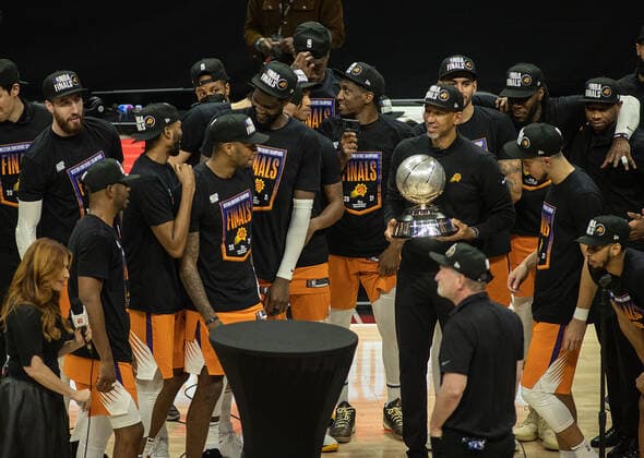 June 30, 2021, Los Angeles, California, USA: Head Coach Monty Williams of the Phoenix Suns holds the Western Conference Finals Trophy after winning Game 6 of the Western Conference Finals of the 2021 NBA, Basketball Herren, USA Playoffs against Los Angeles Clippers on Wednesday June 30, 2021 at Staples Center in Los Angeles, California. Clippers lose to Suns, 103-130. JAVIER ROJASPI Los Angeles USA - ZUMAp124 20210630_zaa_p124_027 Copyright: xx