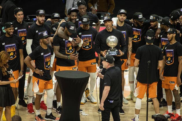 June 30, 2021, Los Angeles, California, USA: Owner, Robert Sarver of the Phoenix Suns to the team after winning Game 6 of the Western Conference Finals of the 2021 NBA, Basketball Herren, USA Playoffs against Los Angeles Clippers on Wednesday June 30, 2021 at Staples Center in Los Angeles, California. Clippers lose to Suns, 103-130. JAVIER ROJASPI Los Angeles USA - ZUMAp124 20210630_zaa_p124_028 Copyright: xx