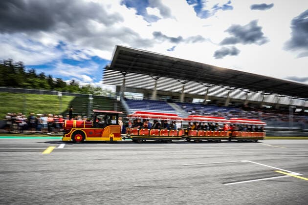 FORMULA 1 - GP of Austria 2021 SPIELBERG,AUSTRIA,01.JUL.21 - MOTORSPORTS, FORMULA 1 - Grand Prix of Austria, Red Bull Ring, preview. Image shows fans at the pit lane tour.  GEPAxpictures xManfredxBinder