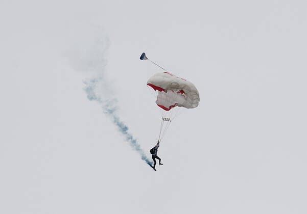 Formula 1 BWT Austrian Grand Prix 2021 01 07 2021, Red Bull Ring , Spielberg, Formula 1 BWT Austrian Grand Prix 2021 , pictured A skydiver opens his parachute over the Red Bull Ring in Spielberg, Austria nordphotoxGmbHx xBratic nph00250