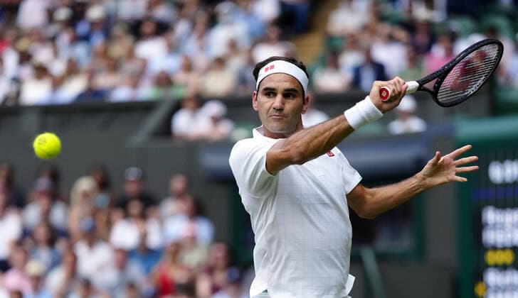 Sport Bilder des Tages Mandatory Credit: Photo by Shutterstock (12191444bp) Roger Federer during his second round match Wimbledon Tennis Championships, Day 4, The All England Lawn Tennis and Croquet Club, London, UK - 01 Jul 2021 Wimbledon Tennis Championships, Day 4, The All England Lawn Tennis and Croquet Club, London, UK - 01 Jul 2021  Copyright: xShutterstockx 12191444bp