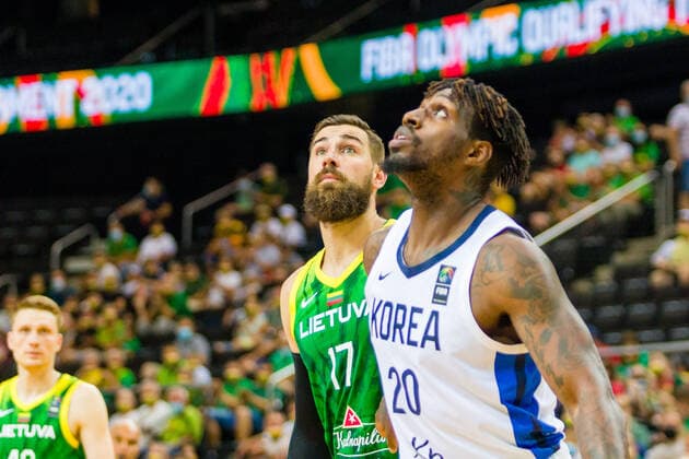 KOWNO, ZALGIRIO ARENA 01.07.2021 KWALIFIKACJE OLIMPIJSKIE TOKYO 2020 FIBA OLYMPIC QUALIFYING TOURNAMENT 2020 KOREA - LITWA KOREA - LITHUANIA NZ JONAS VALANCIUNAS (17), GUNA RA (20) Pawel Pietranik NEWSPIX.pl --- Newspix.pl  PIETRANIK010721_101