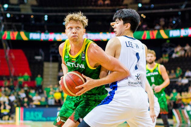 KOWNO, ZALGIRIO ARENA 01.07.2021 KWALIFIKACJE OLIMPIJSKIE TOKYO 2020 FIBA OLYMPIC QUALIFYING TOURNAMENT 2020 KOREA - LITWA KOREA - LITHUANIA NZ MINDAUGAS KUZMINSKAS (19), HYUNJUNG LEE (1) Pawel Pietranik NEWSPIX.pl --- Newspix.pl  PIETRANIK010721_115