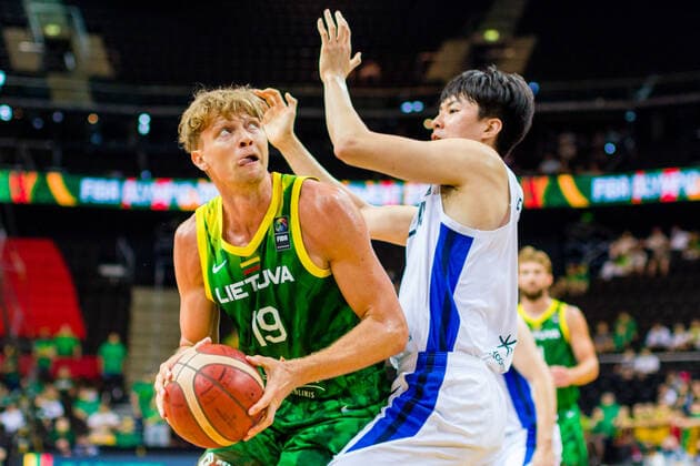 KOWNO, ZALGIRIO ARENA 01.07.2021 KWALIFIKACJE OLIMPIJSKIE TOKYO 2020 FIBA OLYMPIC QUALIFYING TOURNAMENT 2020 KOREA - LITWA KOREA - LITHUANIA NZ MINDAUGAS KUZMINSKAS (19), HYUNJUNG LEE (1) Pawel Pietranik NEWSPIX.pl --- Newspix.pl  PIETRANIK010721_116