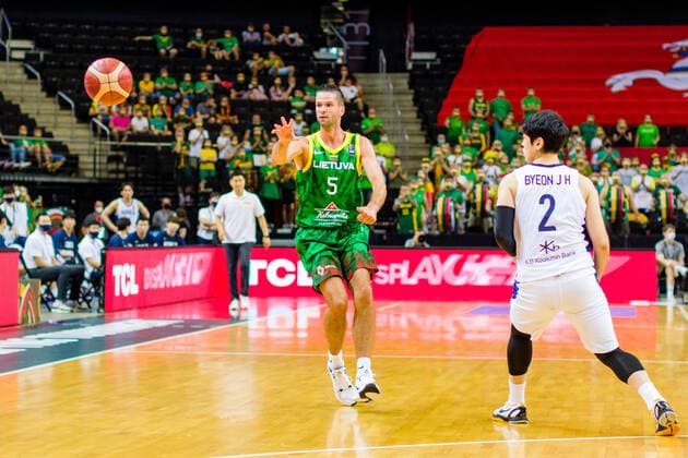 KOWNO, ZALGIRIO ARENA 01.07.2021 KWALIFIKACJE OLIMPIJSKIE TOKYO 2020 FIBA OLYMPIC QUALIFYING TOURNAMENT 2020 KOREA - LITWA KOREA - LITHUANIA NZ MANTAS KALNIETIS (5), JUNHYEONG BYEON (2) Pawel Pietranik NEWSPIX.pl --- Newspix.pl  PIETRANIK010721_117