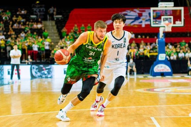 KOWNO, ZALGIRIO ARENA 01.07.2021 KWALIFIKACJE OLIMPIJSKIE TOKYO 2020 FIBA OLYMPIC QUALIFYING TOURNAMENT 2020 KOREA - LITWA KOREA - LITHUANIA NZ ROKAS GIEDRAITIS (31), HYUNJUNG LEE (1) Pawel Pietranik NEWSPIX.pl --- Newspix.pl  PIETRANIK010721_134