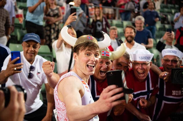 Bilder des Jahres 2021, Sport 07. Juli Sport Themen der Woche KW26 Sport Bilder des Tages 210701 Karsten Warholm of Norway celebrates with fans after winning in the men s 400 meter hurdles on a new world record during Bislett Games on July 1, 2021 in Oslo. Photo: Vegard Wivestad Grott BILDBYRAN kod VG VG0135 bbeng friidrett friidrott athletics diamond league bislett games 2021 bislett games norge norway Jubel häck hekk hurdles Publik Fans Supporter *** 210701 Karsten Warholm of Norway celebrates with fans after winning in the men s 400 meter hurdles on a new world record during Bislett Games on July 1, 2021 in Oslo Photo Vegard Wivestad Grott BILDBYRAN kod VG VG0135 bbeng friidrett friidrott athletics diamond league bislett games 2021 bislett games norway norway Cheers hurdles hurdles Audience Fans Supporter,  Copyright: VEGARDxWIVESTADxGRoTT BB210701VG095