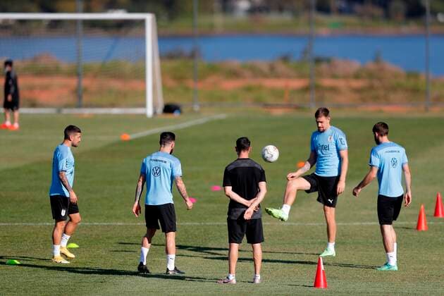Fußball, Copa America, Nationalteam Uruguay Training Players of the Uruguayan national soccer team take part in a training session in Brasilia, Brazil, 01 July 2021. Uruguay will faces Peru as part of Copa America quarter finals at Mane Garrincha stadium on 02 July 2021. Uruguayan national soccer team training session !ACHTUNG: NUR REDAKTIONELLE NUTZUNG!  Copyright: xFERNANDOxBIZERRAx AME9621 20210701-271d28950c05b753012271b50bda7aaa7a5484ae
