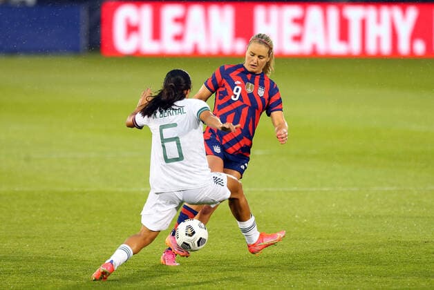 EAST HARTFORD, CT - JULY 01: Mexico midfielder Rebeca Bernal (6) and United States midfielder Lindsey Horan (9) battle for the ball during an International Friendly, Länderspiel, Nationalmannschaft match between Mexico and United States on July 1 , 2021 at Pratt & Whitney Stadium at Rentschler Field in East Hartford, CT. (Photo by M. Anthony Nesmith Icon Sportswire) SOCCER: JUL 01 Women s - USA v Mexico Icon21070101