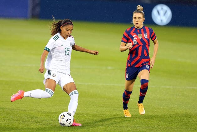 EAST HARTFORD, CT - JULY 01: Mexico midfielder Nancy Antonio (16) and United States midfielder Kristie Mewis (6) in action during an International Friendly, Länderspiel, Nationalmannschaft match between Mexico and United States on July 1 , 2021 at Pratt & Whitney Stadium at Rentschler Field in East Hartford, CT. (Photo by M. Anthony Nesmith Icon Sportswire) SOCCER: JUL 01 Women s - USA v Mexico Icon21070103