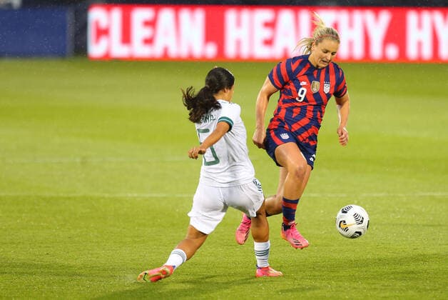 EAST HARTFORD, CT - JULY 01: Mexico midfielder Rebeca Bernal (6) and United States midfielder Lindsey Horan (9) battle for the ball during an International Friendly, Länderspiel, Nationalmannschaft match between Mexico and United States on July 1 , 2021 at Pratt & Whitney Stadium at Rentschler Field in East Hartford, CT. (Photo by M. Anthony Nesmith Icon Sportswire) SOCCER: JUL 01 Women s - USA v Mexico Icon21070104