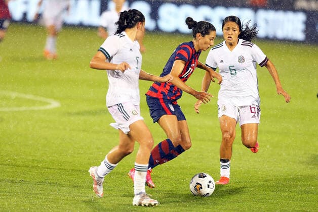 EAST HARTFORD, CT - JULY 01: Mexico defender Jimena Lopez (5) and Mexico midfielder Rebeca Bernal (6) defend United States forward Christen Press (11) during an International Friendly, Länderspiel, Nationalmannschaft match between Mexico and United States on July 1 , 2021 at Pratt & Whitney Stadium at Rentschler Field in East Hartford, CT. (Photo by M. Anthony Nesmith Icon Sportswire) SOCCER: JUL 01 Women s - USA v Mexico Icon21070116