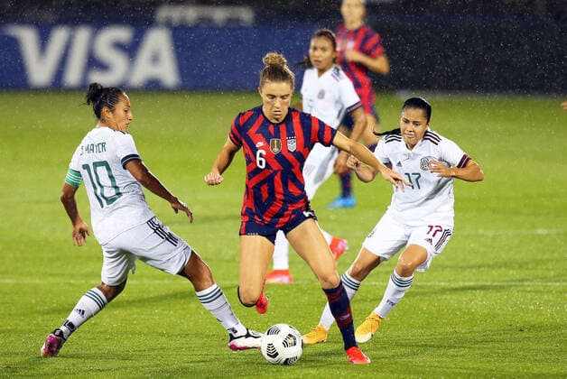 EAST HARTFORD, CT - JULY 01: United States midfielder Kristie Mewis (6) dribbles past Mexico forward Stephany Mayor (10) and Mexico midfielder Lizbeth Ovalle (17) during an International Friendly, Länderspiel, Nationalmannschaft match between Mexico and United States on July 1 , 2021 at Pratt & Whitney Stadium at Rentschler Field in East Hartford, CT. (Photo by M. Anthony Nesmith Icon Sportswire) SOCCER: JUL 01 Women s - USA v Mexico Icon21070119