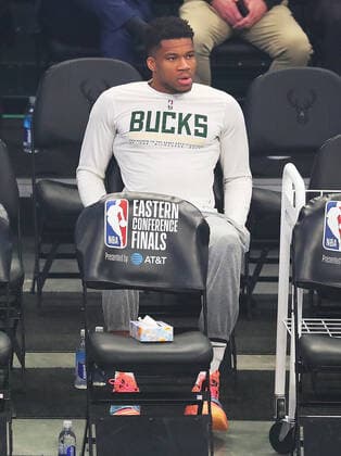 July 1, 2021, Milwaukee, WI, USA: Injured Milwaukee Bucks forward Giannis Antetokounmpo watches from the bench as his team takes on the Atlanta Hawks in Game 5 of the NBA, Basketball Herren, USA Eastern Conference Finals at Fiserv Forum on Thursday, July 1, 2021, in Milwaukee. The Bucks won, 123-112, for a 3-2 series lead. Milwaukee USA - ZUMAm67_ 0123798775st Copyright: xCurtisxComptonx