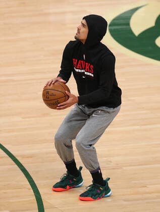 July 1, 2021, Milwaukee, WI, USA: Atlanta Hawks guard Trae Young tests out the bone bruise in his right ankle two hours before tip off against the Milwaukee Bucks in Game 5 of the NBA, Basketball Herren, USA Eastern Conference Finals at Fiserv Forum on Thursday, July 1, 2021, in Milwaukee. Milwaukee USA - ZUMAm67_ 0123798778st Copyright: xCurtisxComptonx