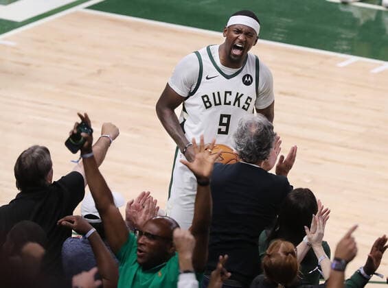 Sport Bilder des Tages July 1, 2021, Milwaukee, WI, USA: The Milwaukee Bucks Bobby Portis fires up the fans after scoring during the fourth quarter against the Atlanta Hawks in Game 5 of the Eastern Conference Finals on Thursday, July 1, 2021, at Fiserv Forum in Milwaukee. The Bucks won, 123-112, for a 3-2 series lead. Milwaukee USA - ZUMAm67_ 0123801257st Copyright: xCurtisxComptonx