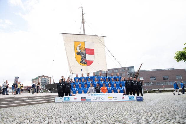 01 07 2021 2 Bundesliga 2021 2022 Team and individual photo FC Hansa Rostock Back row f l n r Video analyst Vincent Leifholz, Team coach Alexander Ogrinc, Damian Roßbach, Svante Ingelsson, Michel Ulrich, Sven Sonnenberg, Thomas Meißner, Ridge Munsy, John Verhoek, Hanno Behrens, Goalkeeper Coach Dirk Orlishausen, Co Coach Uwe Ehlers Middle row l to r Physiotherapist Denis Hasenbek, Maurice Litka, Bentley Baxter Bahn, Theo Gunnar Martens, Björn Rother, Jan Löhmannsröben, Pascal Breier, Julian Riedel, Tobias Schwede, Gian Luca Schulz, Nik Omladic, Head Coach Jens Härtel, Co Coach Ronny Thielemann, Athletic Trainer Björn Bornholdt Front row f l n r Physiotherapist Frank Scheller, Zeugwart Andreas Thiem, Manuel Farrona Pulido, Nico Neidhart, Oliver Daedlow, Ben Voll, Markus Kolke, Luis Klatte, Lukas Scherff, Simon Reihn, Streli Mamba 01 07 2021 2 Bundesliga 2021 2022 Team and individual photo FC Hansa Rostock Rostock Copyright: xAndyxBuenning xEibner-Pressefotox EP_abg