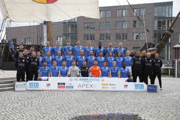 01 07 2021 2 Bundesliga 2021 2022 Team and individual photo FC Hansa Rostock Back row f l n r Video analyst Vincent Leifholz, Team coach Alexander Ogrinc, Damian Roßbach, Svante Ingelsson, Michel Ulrich, Sven Sonnenberg, Thomas Meißner, Ridge Munsy, John Verhoek, Hanno Behrens, Goalkeeper Coach Dirk Orlishausen, Co Coach Uwe Ehlers Middle row l to r Physiotherapist Denis Hasenbek, Maurice Litka, Bentley Baxter Bahn, Theo Gunnar Martens, Björn Rother, Jan Löhmannsröben, Pascal Breier, Julian Riedel, Tobias Schwede, Gian Luca Schulz, Nik Omladic, Head Coach Jens Härtel, Co Coach Ronny Thielemann, Athletic Trainer Björn Bornholdt Front row f l n r Physiotherapist Frank Scheller, Zeugwart Andreas Thiem, Manuel Farrona Pulido, Nico Neidhart, Oliver Daedlow, Ben Voll, Markus Kolke, Luis Klatte, Lukas Scherff, Simon Reihn, Streli Mamba 01 07 2021 2 Bundesliga 2021 2022 Team and individual photo FC Hansa Rostock Rostock Copyright: xAndyxBuenning xEibner-Pressefotox EP_abg